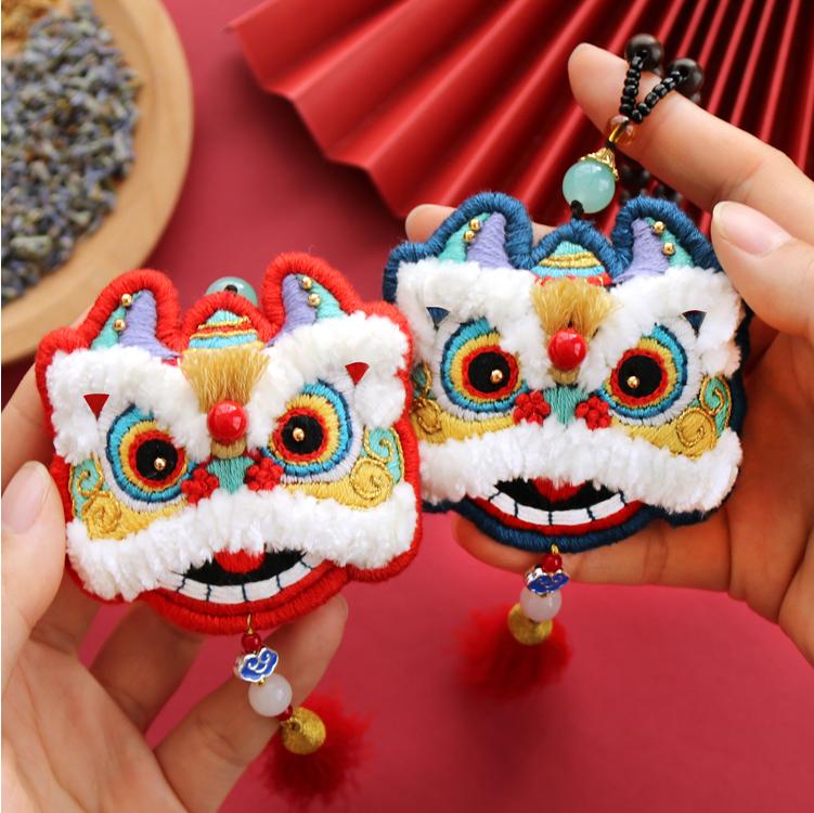 Đánh Thức Sư Tử Mặt Dây Chuyền Thêu Tự Làm Biểu Tượng Hòa Bình Handmade Thêu Gói Sinh Nhật Gửi Bố Gửi Bạn Trai Ô Tô Mặt Dây Chuyền