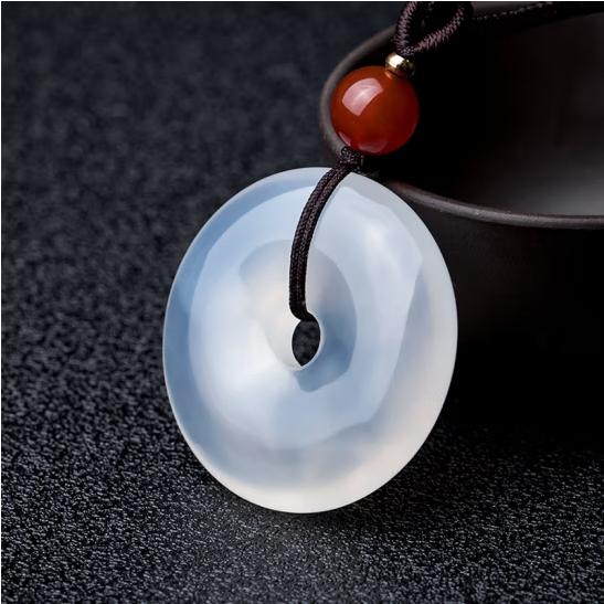 Một nhân dân tệ đấu giá chọn loài băng bị mất tích mặt dây chuyền khóa an toàn chalcedony trắng nam và nữ cùng phong cách vòng cổ pha lê mã não chuyển mặt dây chuyền ngọc bích