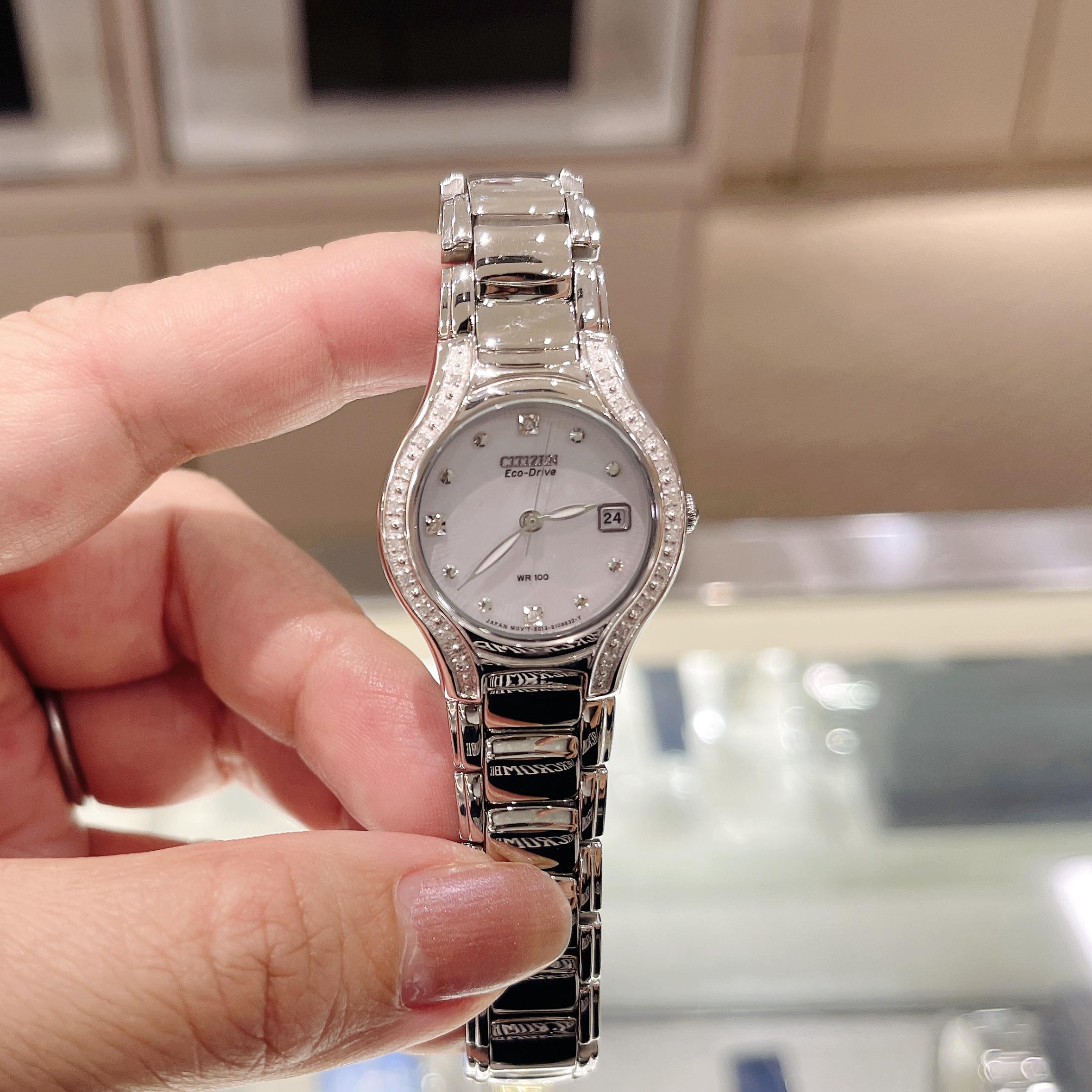 CITIZEN nữ đính kim cương Đồng hồ CITIZEN nữ quang động năng bạc gương sapphire dây thép chống thấm nước EM0870