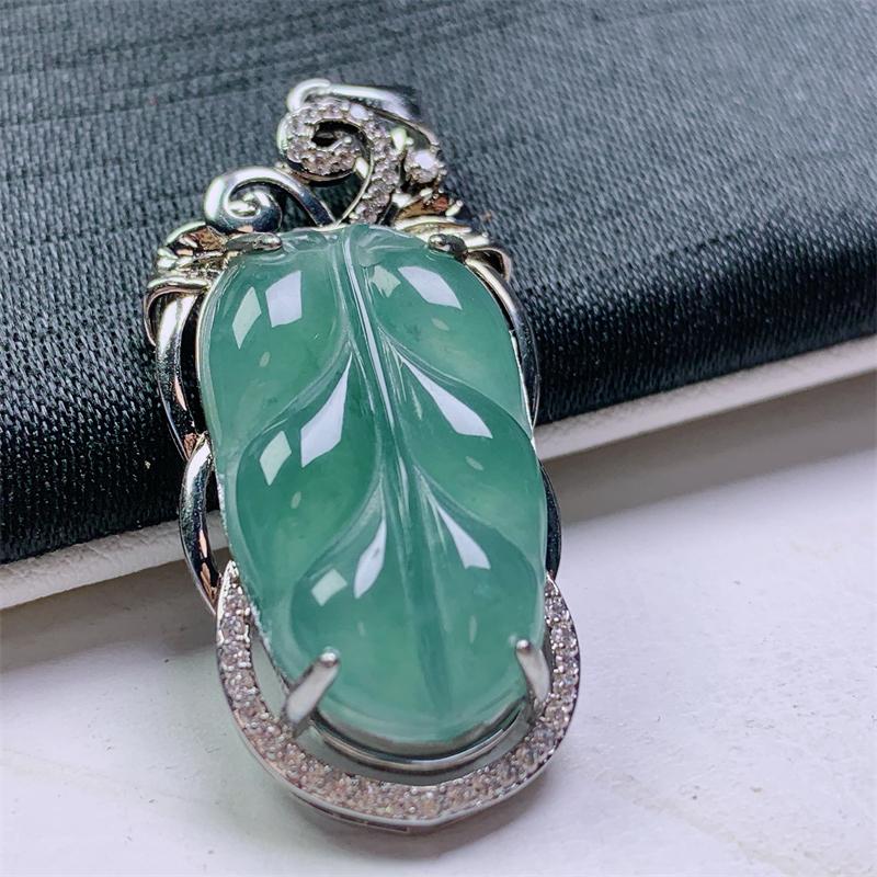 Natural Emerald Một băng hàng hóa, các nhánh vàng xanh tinh tế Jade Leaf Leaf Leaf mặt dây