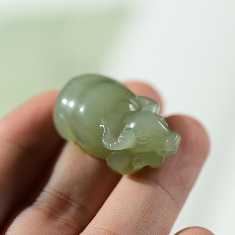 Boutique Auction Tân Cương Hetian Jade Mười hai cung hoàng đạo Thú cưng dễ thương Zodiac Ox Jade Mặt dây chuyền Vòng cổ ngọc bích nam và nữ