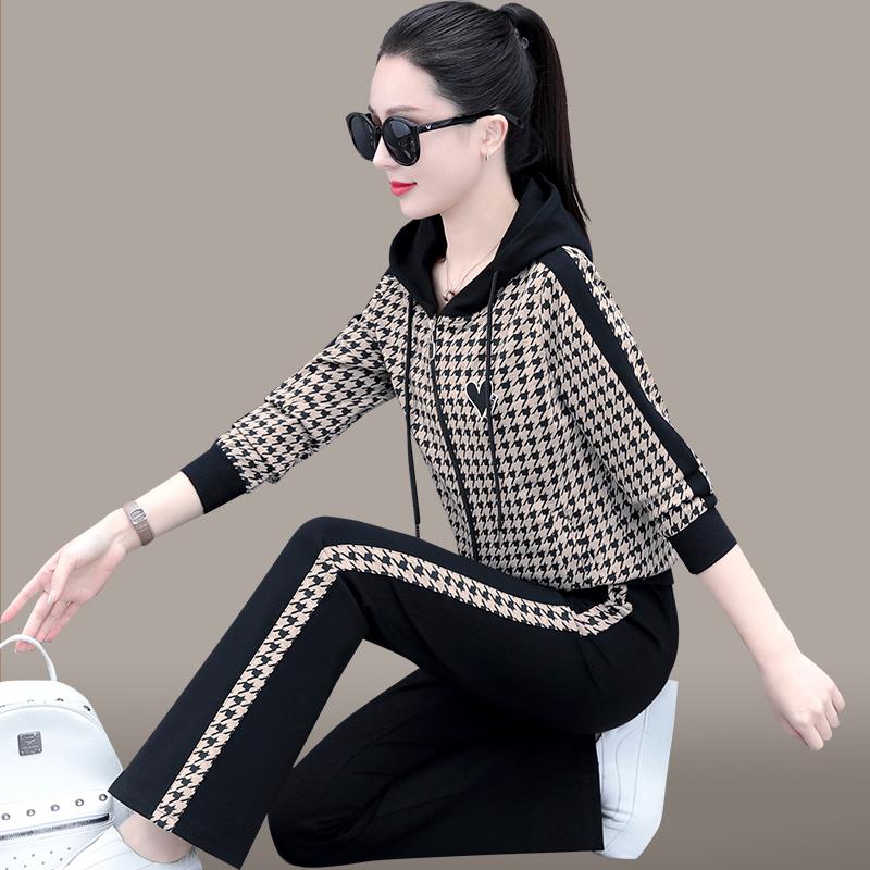 Bộ đồ thể thao nữ mùa xuân và mùa thu 2023 mẹ mới đầm áo khoác houndstooth thường ngày giảm tuổi hoodie 2 bộ