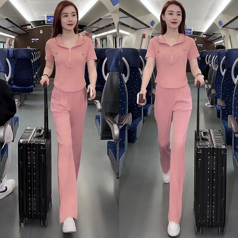 Bộ đồ ngắn tay giản dị thời trang nữ mùa xuân hè 2023 mới slim fit mỏng có mũ trùm đầu màu hồng phong cách thể thao hai mảnh